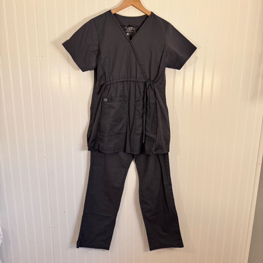 Wink Wonder Work Women’s Maternity Scrub Set in Pewter Size Small - Picture 2 of 16